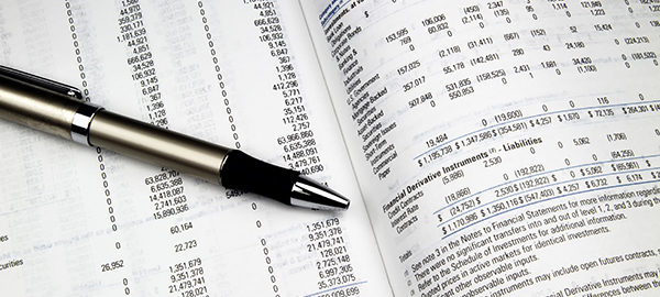 What percentage of the total assets held by 44 nontraded REITs as of March 31, 2023, were held by the largest five REITs, in terms of assets?